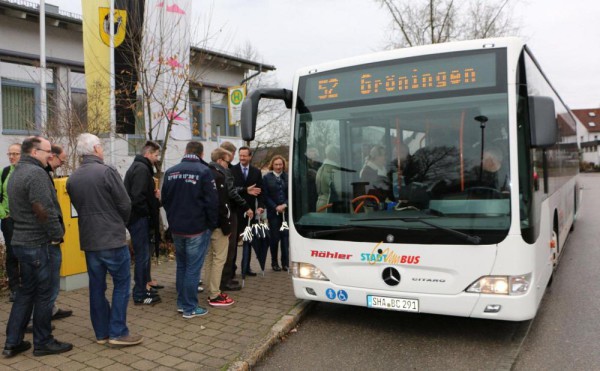 Alle einsteigen, bitte! Brgermeister Kurt Wackler und Kreisverkehr-Geschftsfhrerin Ingrid Khnel (links neben dem Bus) bei der Erffnungsfahrt.